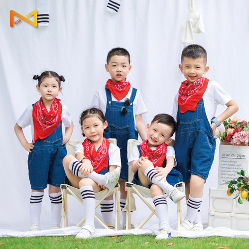 演出服白T短袖背带裤毕业照