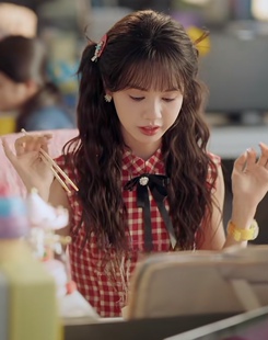 短剧念念有词桑鹿同款红色小众格子蕾丝拼接无袖收腰连衣裙夏季