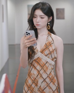佛系相亲遇上较真搭档林绘星同款复古调格纹深V领挂脖露背连衣裙