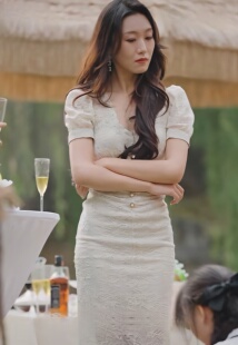 短剧重逢予她新生时倩同款2025新款气质V领蕾丝显瘦包臂连衣裙女