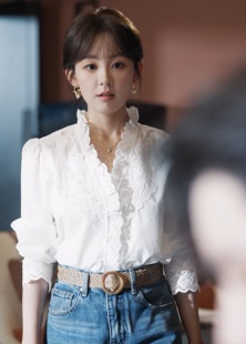 休个假顺便成了老板娘时芊同款白色V领镂空花边长袖衬衫女2026秋