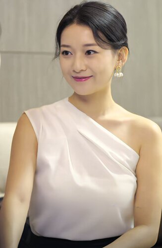 短剧安小姐她美又飒安然同款2025新款春装斜肩露背上衣T恤女