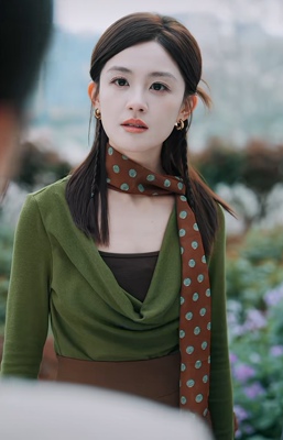 陆律您的夫人怎么匪里匪气林晚星同款绿色荡领假两件长袖上衣T恤