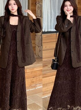 秋天一整套穿搭高级感大码女装2026秋季蕾丝连衣裙V领西装两件套