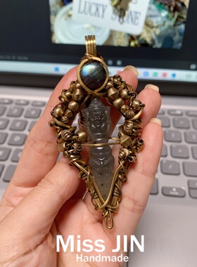 Miss JIN 天然岫玉雕刻金刚杵双面吊坠 做旧黄铜手工绕线设计款
