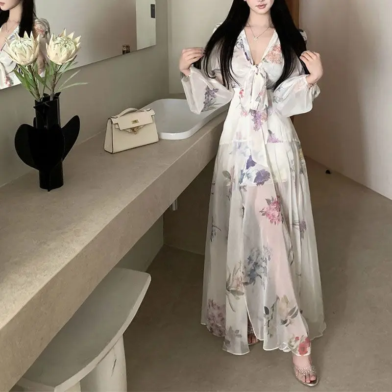 法式碎花V领长袖连衣裙女2025年夏季新款温柔风蝴蝶结收腰长裙子