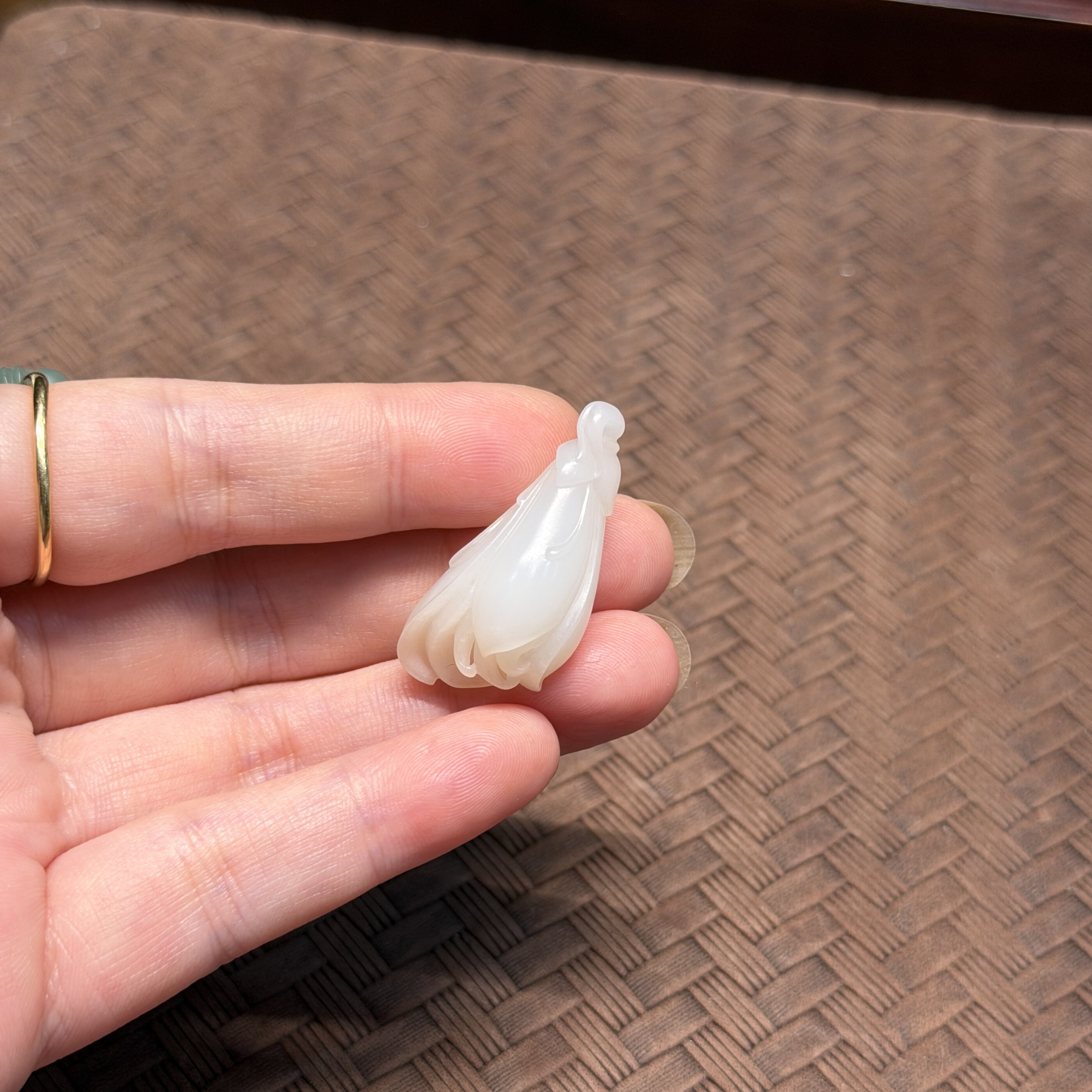 和田玉籽料白玉兰花挂件吊坠