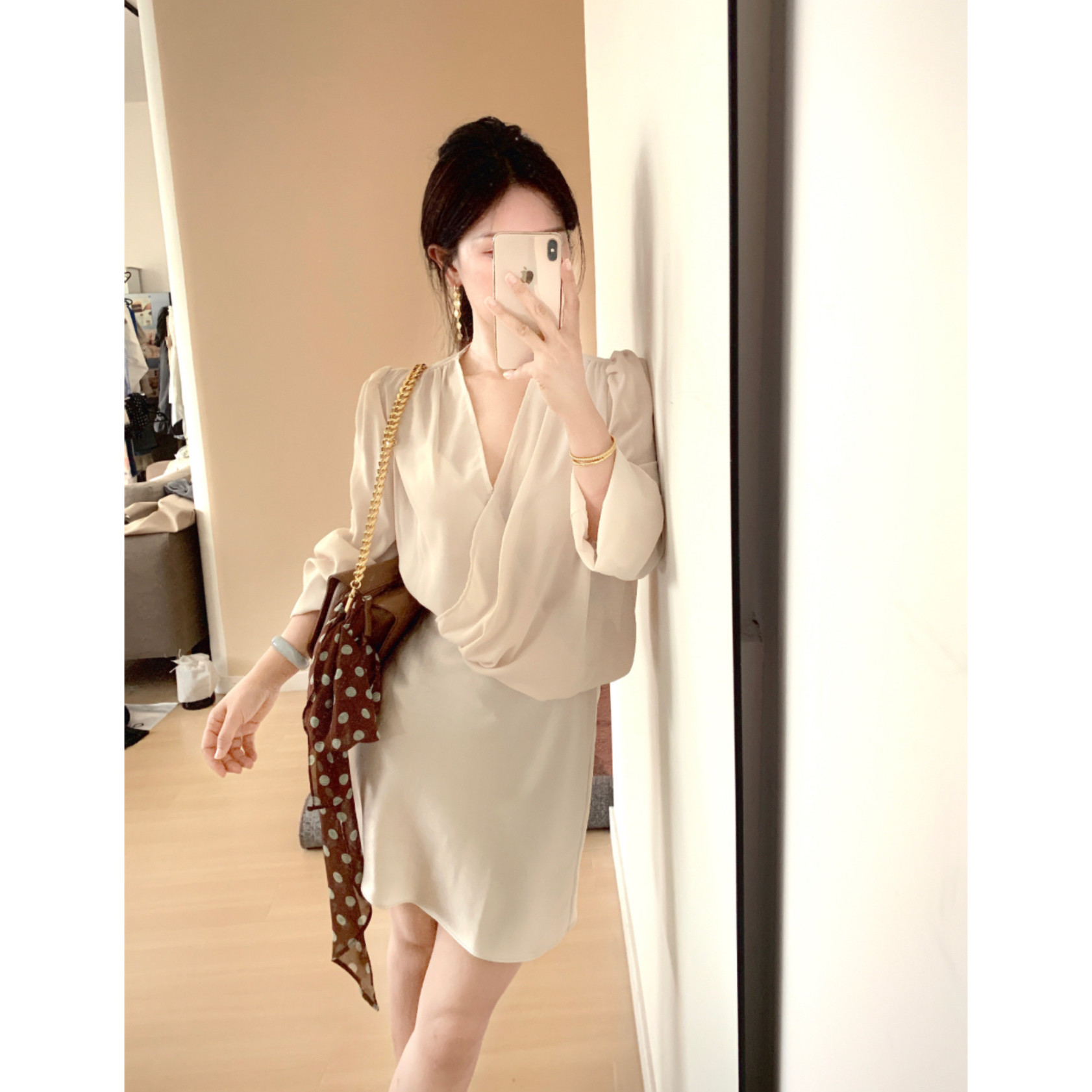 晚安里里Wananlili. 韩女 早春气质女深V长袖宽松雪纺飘带衬衫