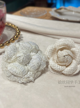 白色优雅小香风山茶花胸针