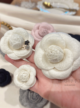 春夏法式小香风白色山茶花胸针迷你立体花别针针织连衣裙胸花叠戴