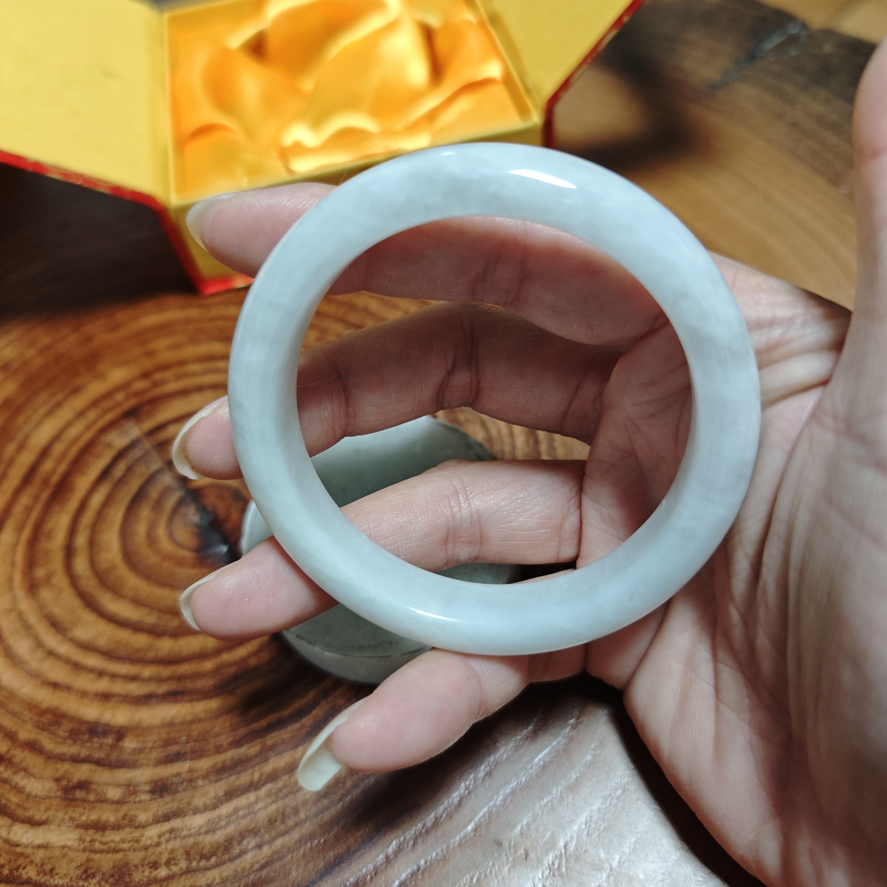 缅甸A货糯化白底翡翠手镯