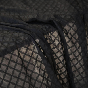 日本进口薄款黑色菱形交织花瓣半透盐缩泡泡棉布料设计师服装面料