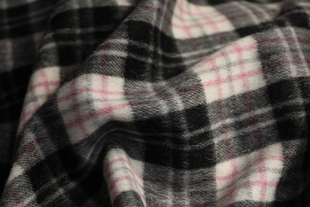 日本原装进口黑白粉红格纹编织马海毛顺毛羊毛面料设计师外套布料