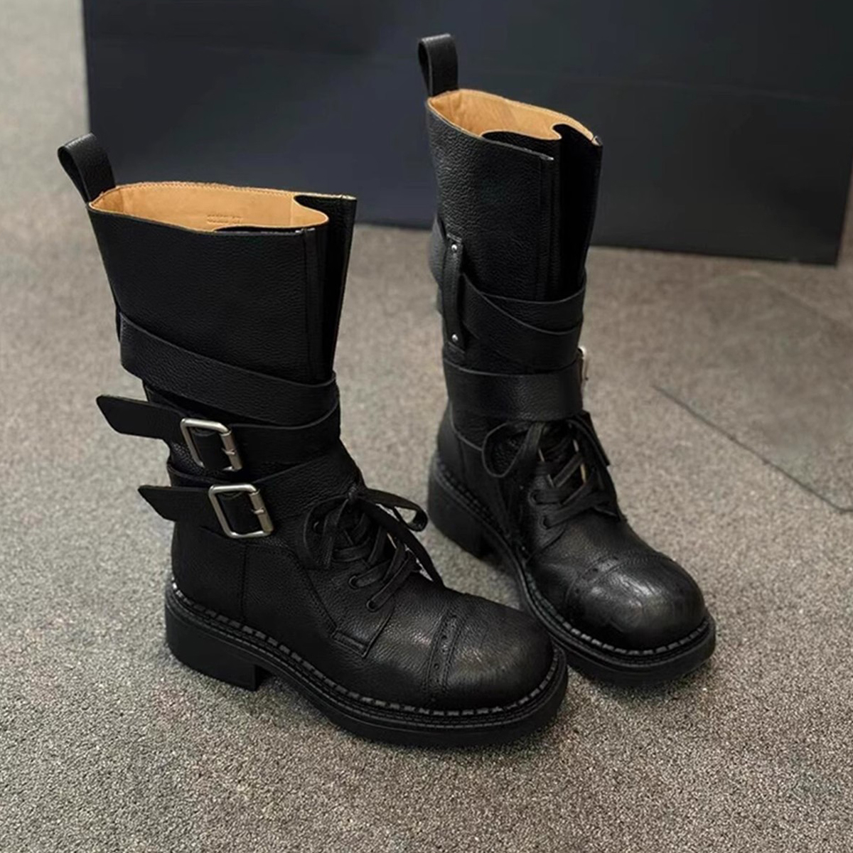 復古皮帶扣機車靴女酷帥厚底~