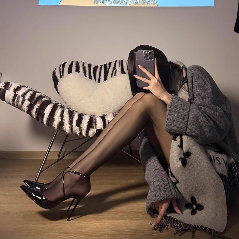 尖头黑色交叉绑带性感高跟鞋女2025春夏新款细跟御姐漆皮包头凉鞋