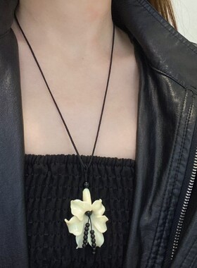 26韩代博主同款白色立体花朵吊坠项链女串珠流苏毛衣链小众