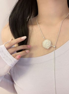 白色花朵项链女2025新款配饰轻奢可调节长款抽拉锁骨链颈链