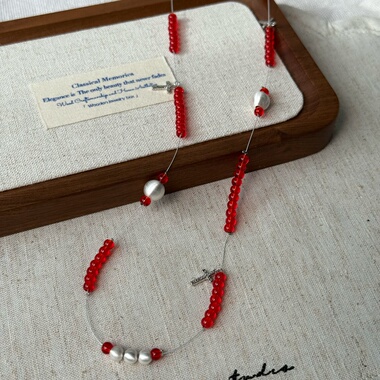 甜酷风血红串珠复古十字架拉丝金属球设计感高级搭配项链毛衣链