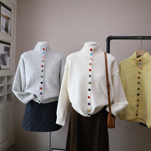 不撞款2025秋冬新款韩系小众高领甜美减龄彩扣显瘦百搭开衫毛衣女