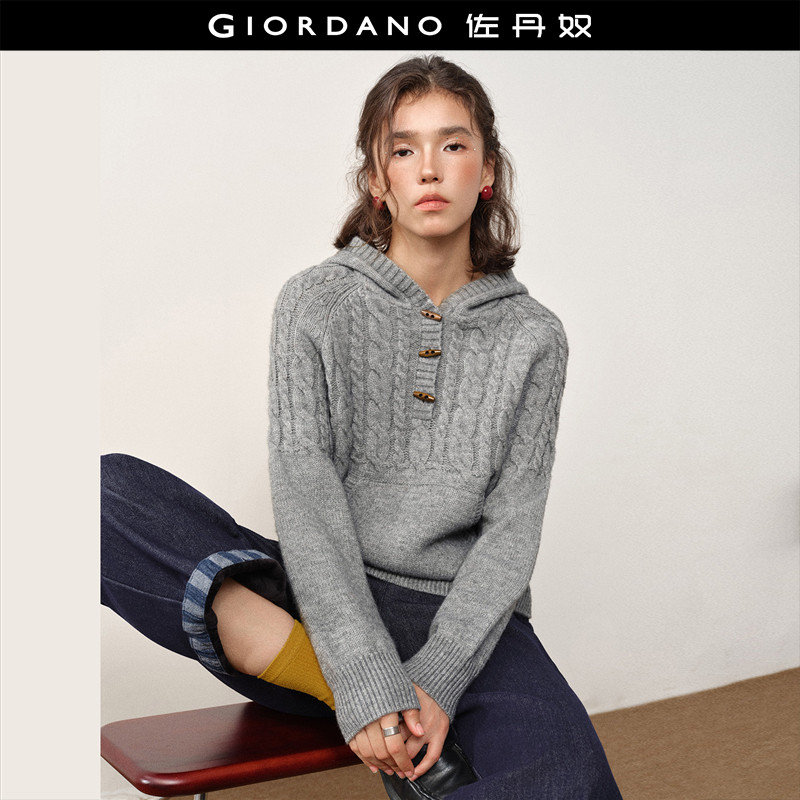 木扣连帽半开襟绞花针织衫
