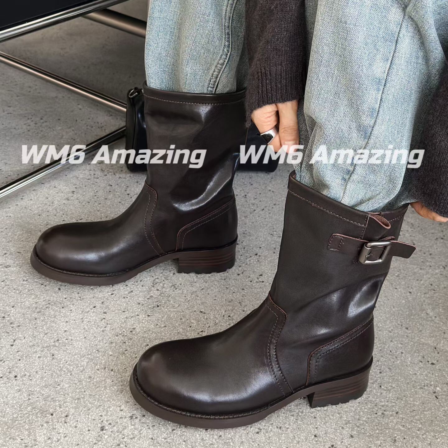 WM6欧货女鞋2026秋冬新款牛皮圆头套筒皮带扣方跟时尚英伦马丁靴