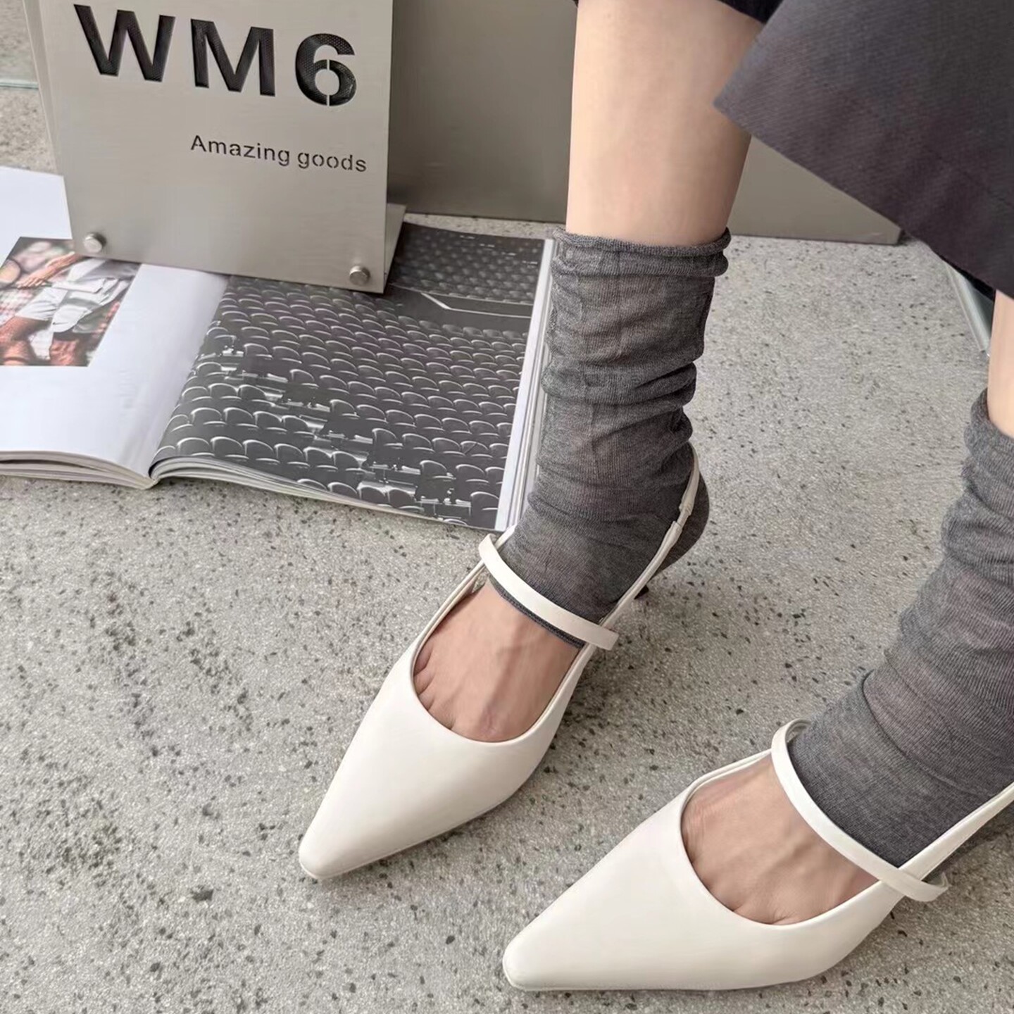 WM6欧货女鞋2026春新款牛皮方头浅口脚环松紧带后空时装中跟单鞋
