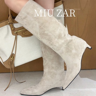 妙莎MIUZAR女鞋2026秋冬新款羊猄皮尖头套筒粗跟中跟时装高筒靴