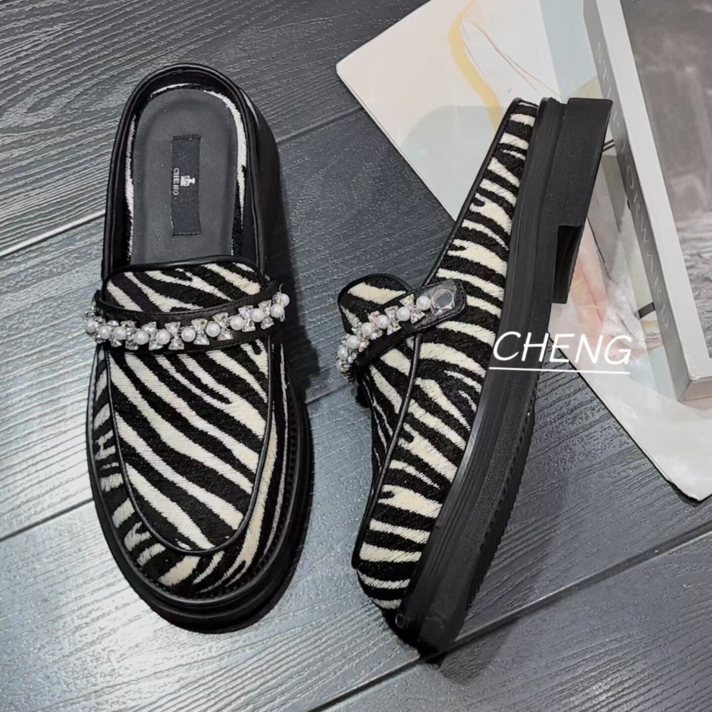 ICAN欧货女鞋2026早春新款斑马纹马毛圆头珍珠水钻一脚蹬包头拖鞋