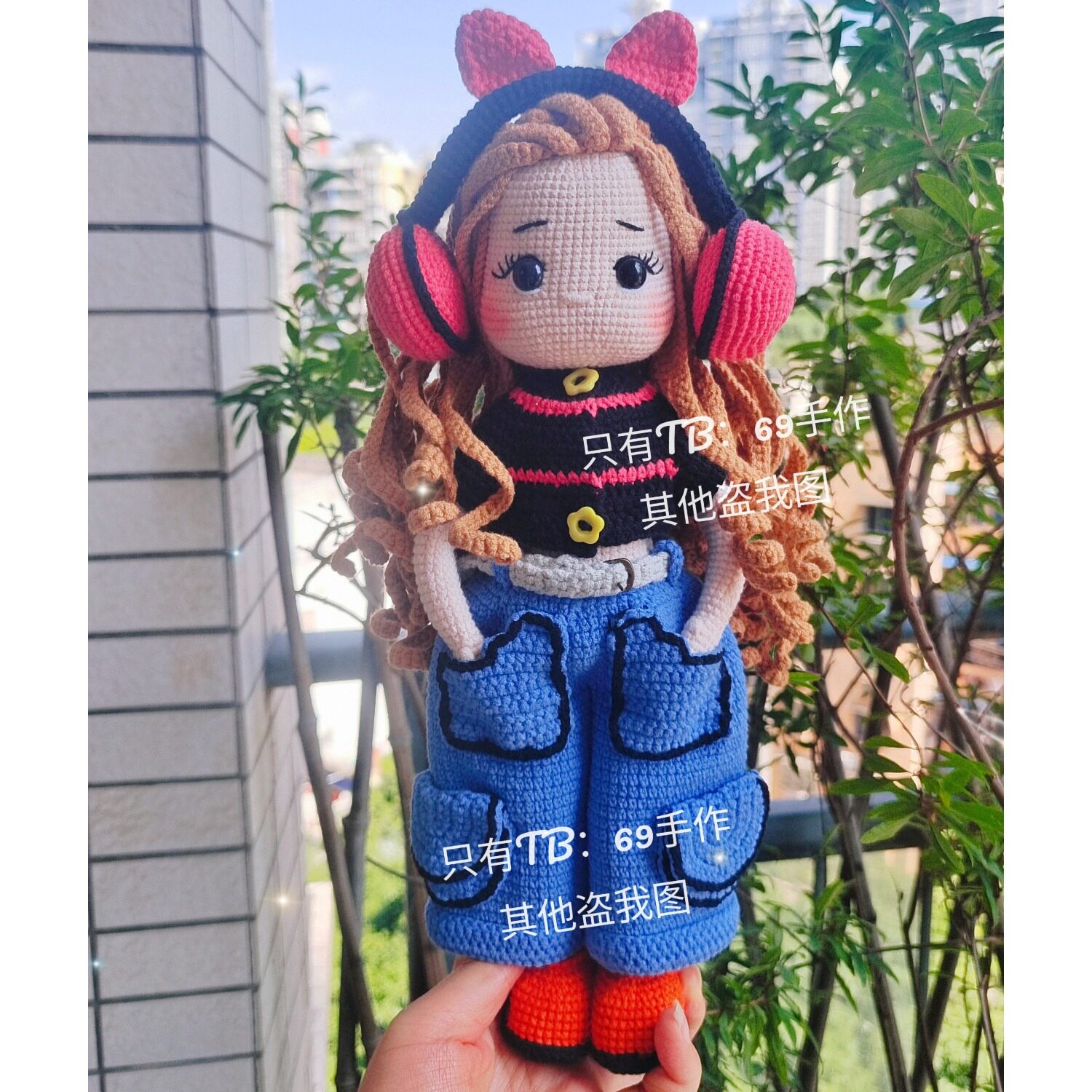 DIY手工毛线编织人偶戴耳机女孩