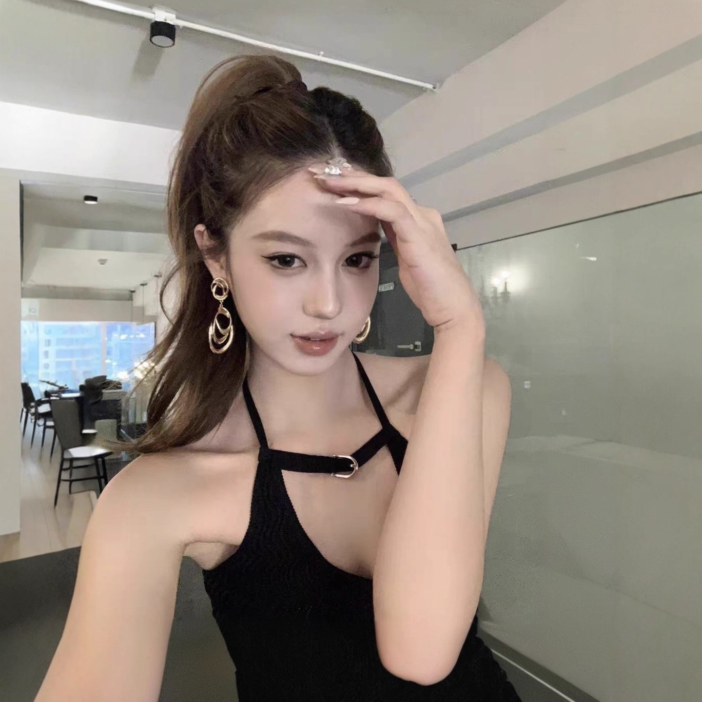 TZ7101甜酷辣妹挂脖卡扣V领上衣女高级感小众纯欲修身短款小背心