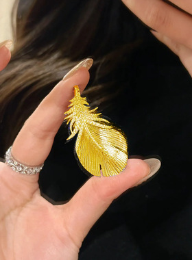 精致轻奢中古织纹雕金羽毛微镶锆石一款两用胸针吊坠锁骨链配饰女