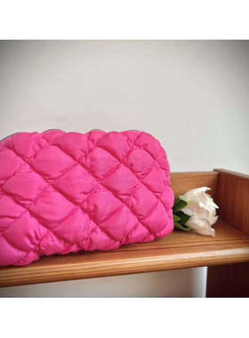 68包邮｜品牌尾货玫红粉立体可爱蓬松夹棉实用糖果菠萝化妆收纳包