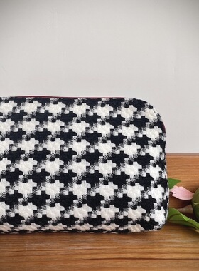 68包邮｜出口欧美库存尾货经典黑白千鸟格复古酒红色毛织感化妆包