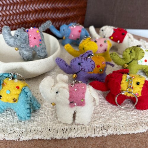 尼泊尔手工羊毛毡大象包挂件可爱迷你钥匙扣挂饰彩色小象车挂装饰