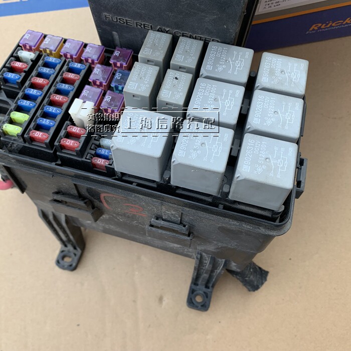 别克凯越保险盒接线盒发动机