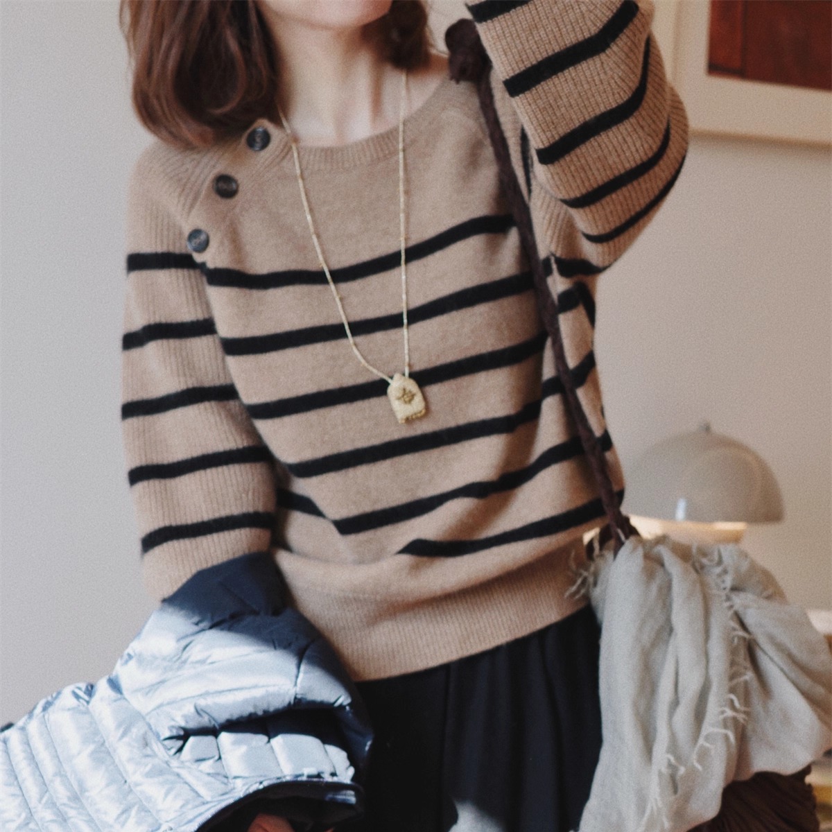 btbstudio 法式GD优雅通勤 金驼色条纹斜肩纽扣羊绒百搭针织衫
