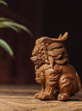 金丝楠木雕刻瑞兽三眼麒麟摆件