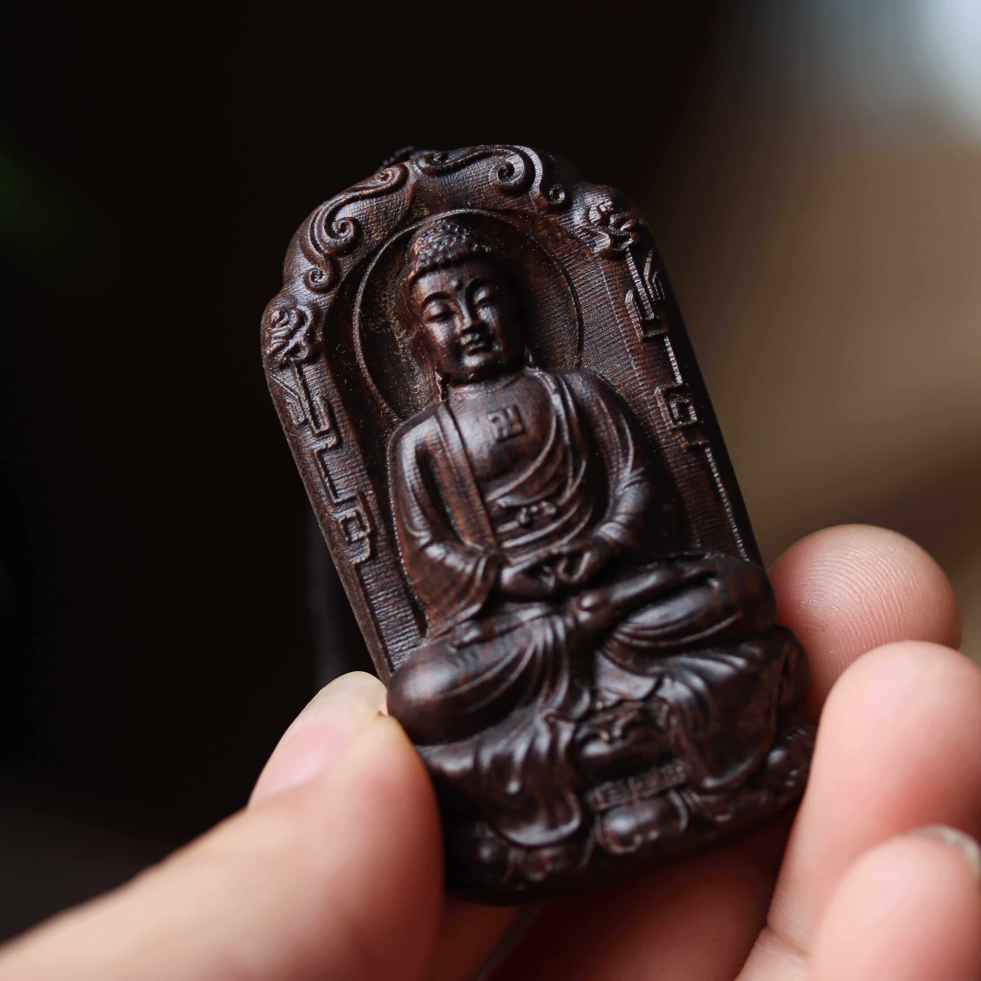 沉香木吊坠大日如来男女本命佛项链佛牌雕刻守护神手把件汽车挂件