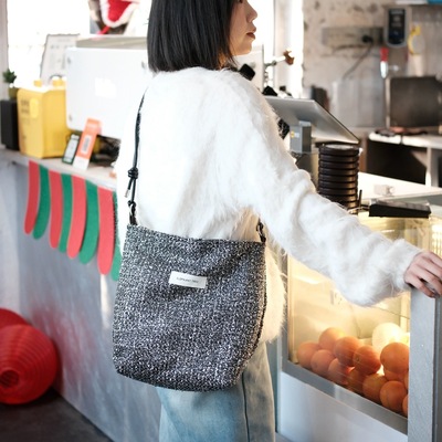 时髦百搭银色秋冬时尚小众高级单肩斜挎大容量托特包包女生礼物