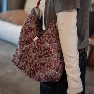 小众红色亮片女生单肩包水桶包大容量包包通勤春夏托特包帆布包