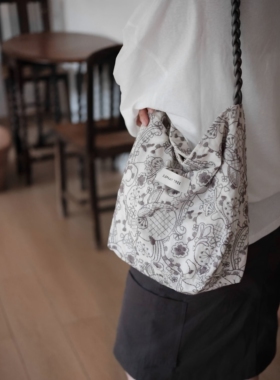 2026精致春夏灰紫刺绣花朵hobo水桶女生通勤单肩斜挎大容量包包