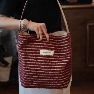 气质酒红色条纹毛呢时尚 女生单肩包帆布hobo水桶包大容量小众包包
