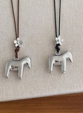 ins网红吊坠同款梅花小马抽拉项链女长款百搭立体几何毛衣链配饰