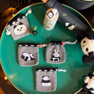 成品 纯手工钩织蓝牙耳机包玩偶Diy熊猫刺绣贴可爱卡通束口包香囊毛线零钱包礼物车挂件包挂口红包抽绳收纳包