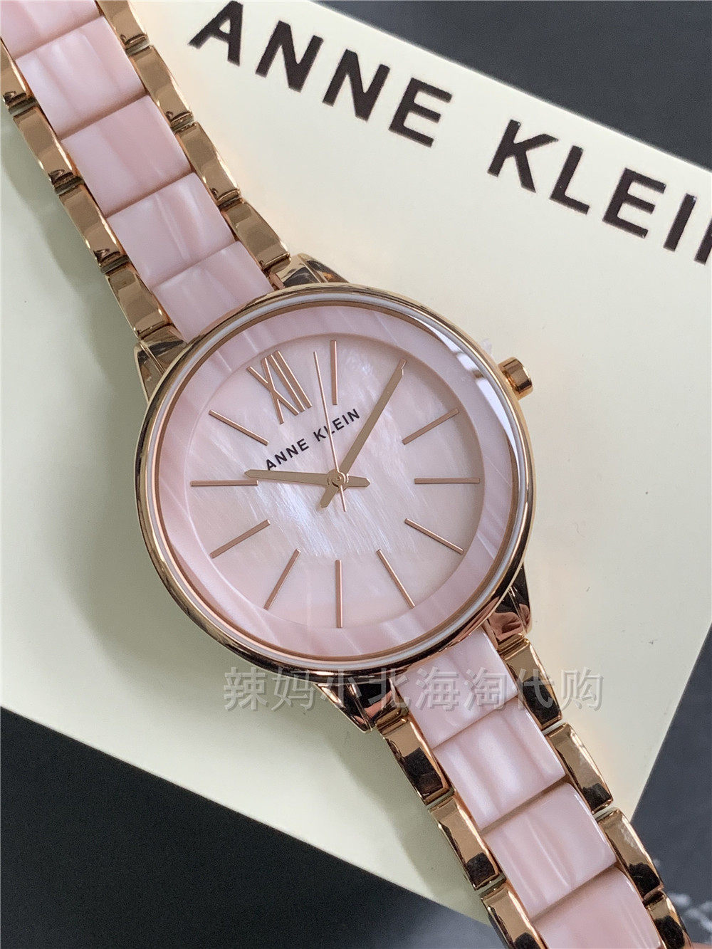 现货美国anne klein肉粉色珐琅树脂女士珍珠贝母石英手表新款37mm