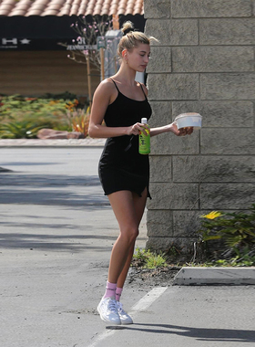 Hailey经典黑色吊带裙女新款修身性感露肩连衣裙高质量小黑裙内搭