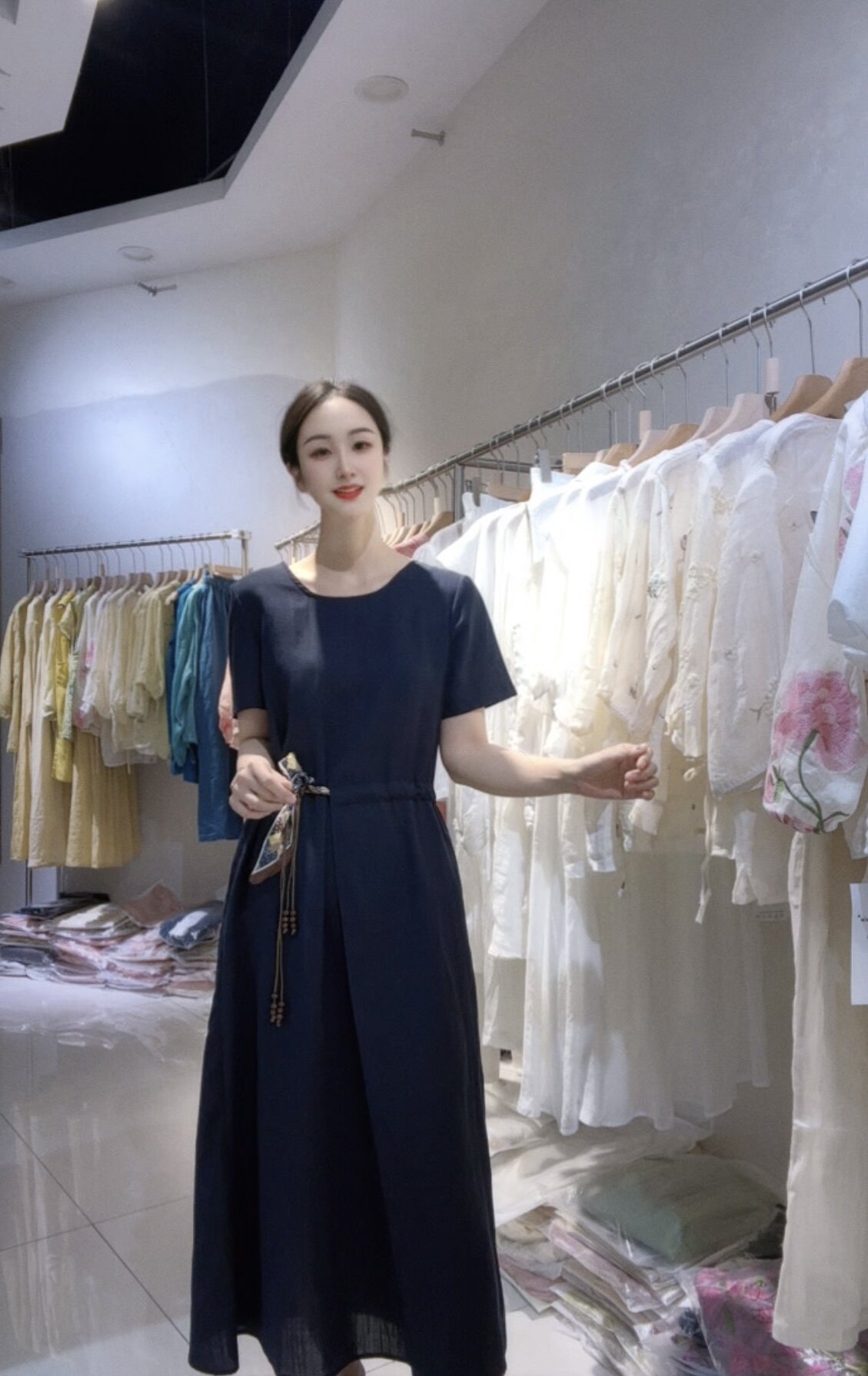 正肩 连衣裙女2026夏新款圆领正肩丝巾串珠收腰系莱赛尔亚麻长裙
