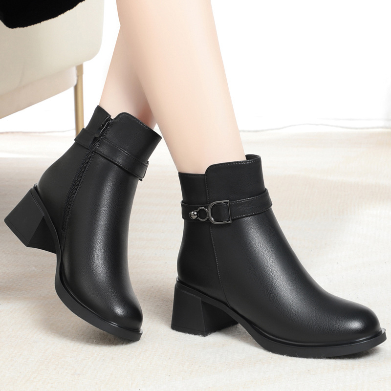 秋冬季加绒加厚妈妈鞋棉鞋软皮软底鞋子中年女靴子短靴中老年皮鞋