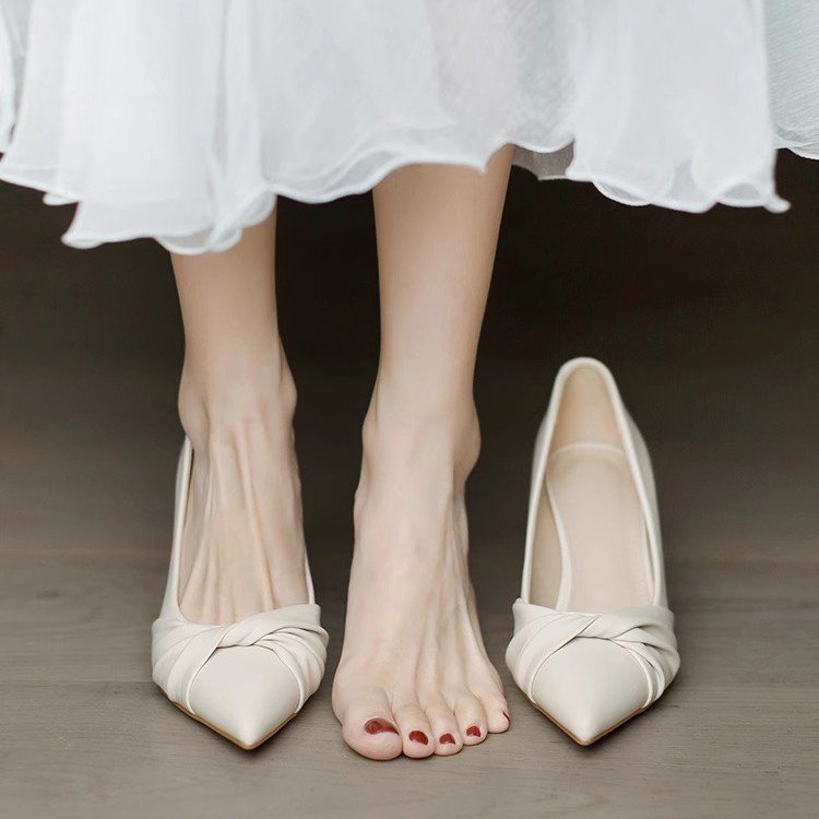 法式尖头中细跟单鞋女2024春季新款米白色名媛风高跟鞋职业