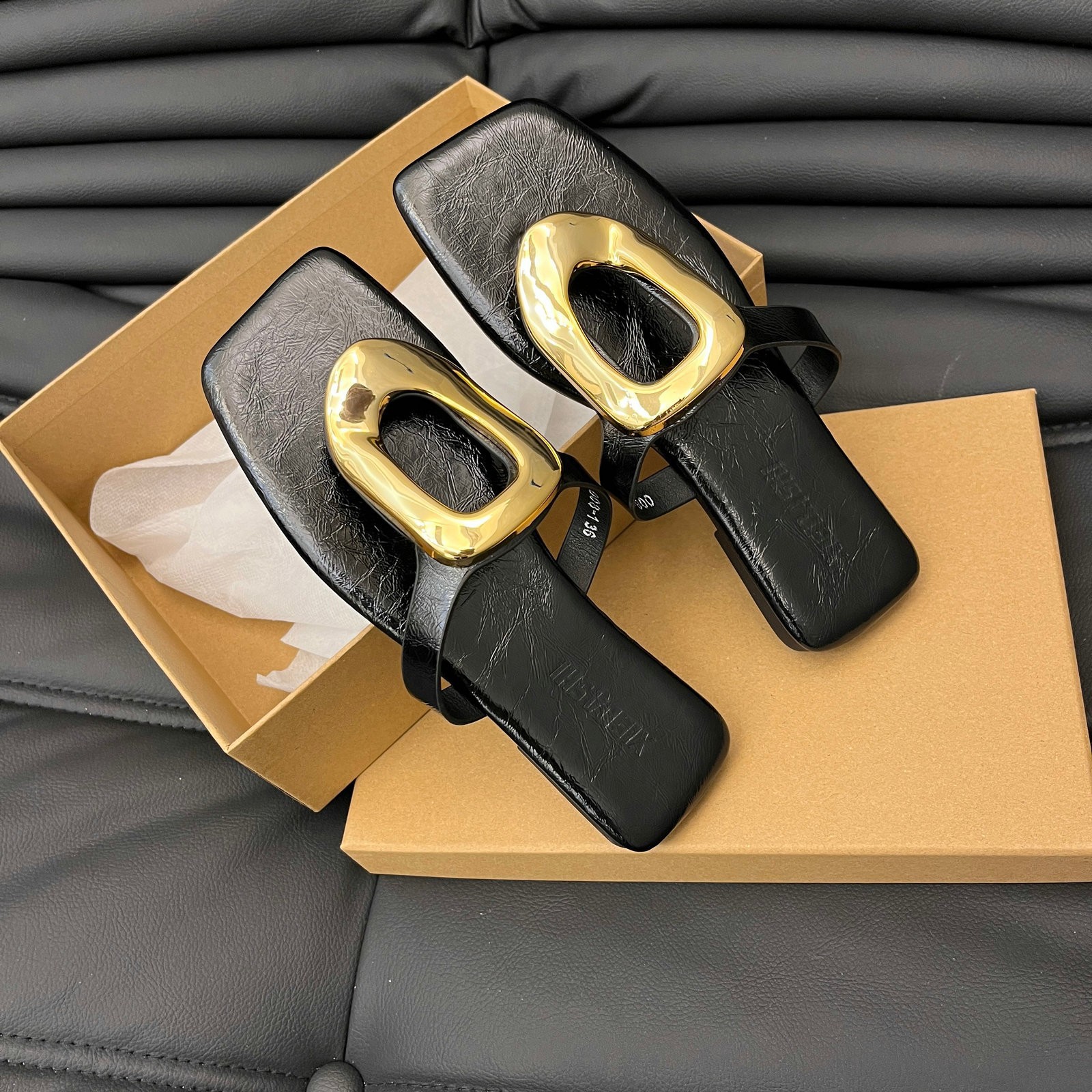 2024新款方头露趾人字拖鞋外穿百搭夹趾休闲平底金属扣小众凉鞋夏